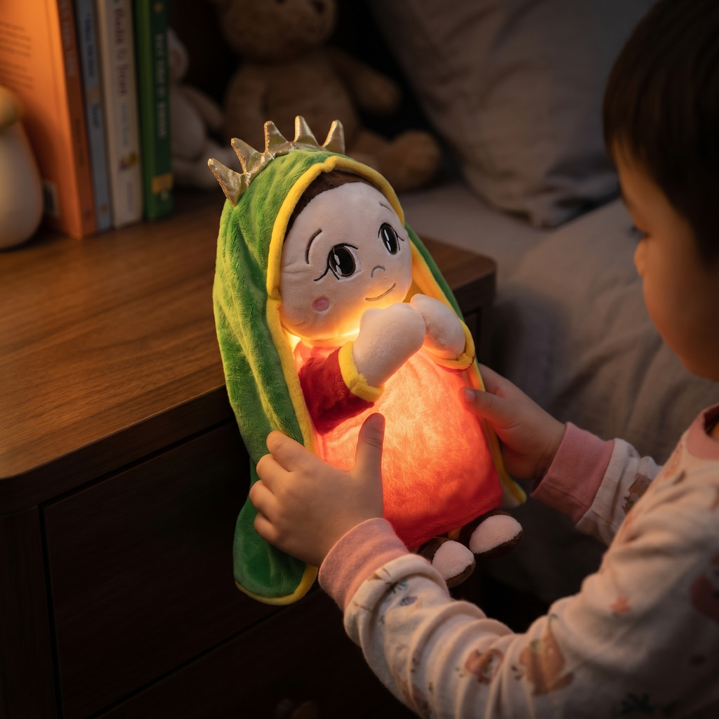 Maria-Plüsch mit warmem Nachtlicht im dunklen Kinderzimmer